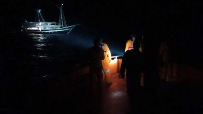 Tim SAR mengevakuasi sebanyak 26 wisatawan yang kapalnya mengalami mati mesin.