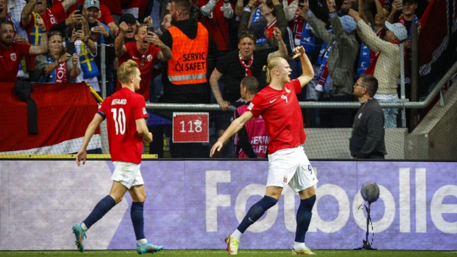 Erling Haaland merayakan gol Norwegia ke gawang Swedia