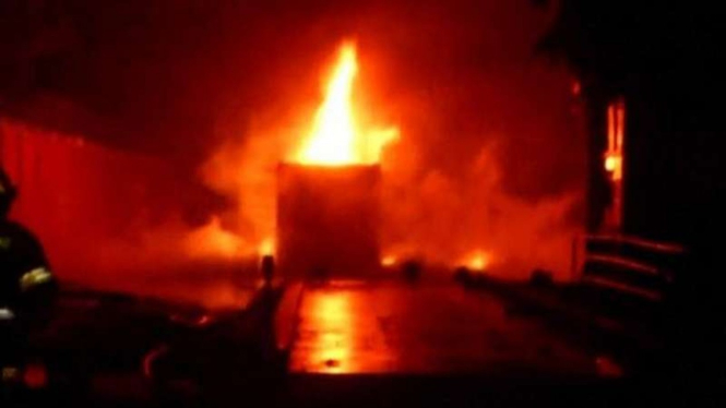 Kebakaran hebat di depot kontainer di Bangladesh