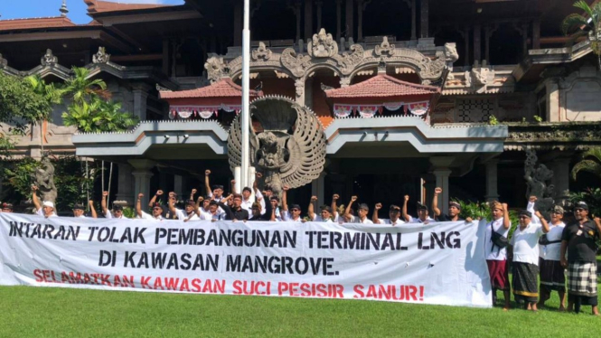 Warga Desa Adat Intaran, Sanur tolak pembangunan terminal LNG.