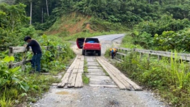 Pembangunan jembatan di Trans Papua.
