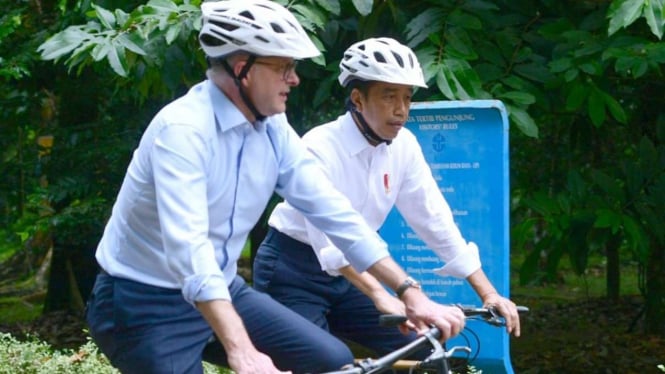 Presiden Joko Widoso dan PM Australia Anthony Albanese bersepeda.