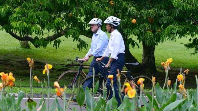 Presiden Joko Widodo dan PM Australia Anthony Albanese bersepeda.