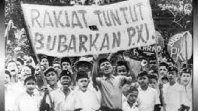 Demonstrasi Tritura tuntut pembubaran PKI di masa pemerintahan Soekarno