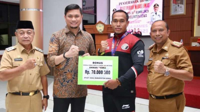 Bupati Gowa, Adnan Purichta Ichsan memberi bonus peraih emas SEA Games 2021