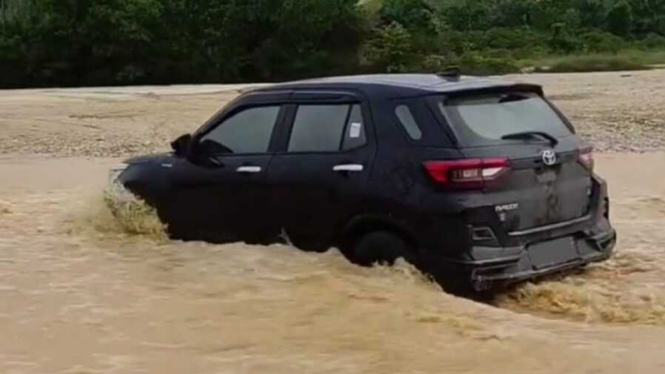 Toyota Raize terabas banjir