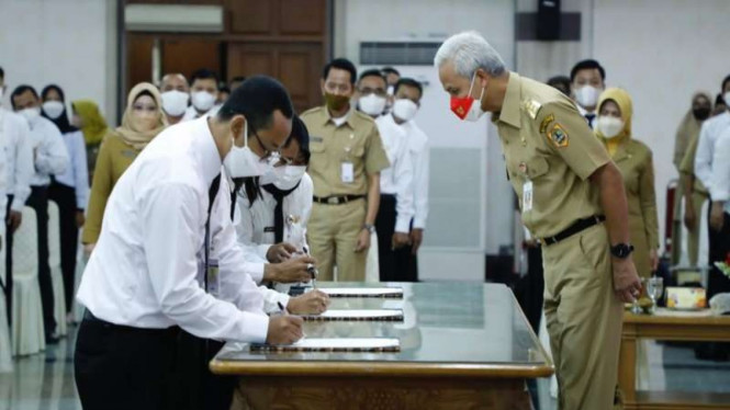 Ganjar Pranowo mengangkat ribuan guru honorer di Jateng jadi PPPK