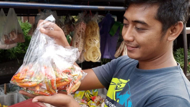 Pedagang sayuran menjual cabai galak di Semarang.