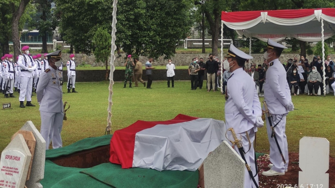 VIVA Militer: Prosesi pemakaman mantan Dankormar Mayjen TNI (Purn) Gafur Chaliq 