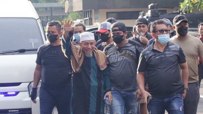 Abdul Qadir Baraja Pimpinan Khilafatul Muslimin Tiba di Polda Metro Jaya
