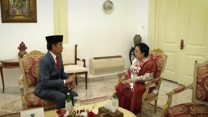 Presiden Jokowi berbincang serius dengan Megawati Soekarnoputri