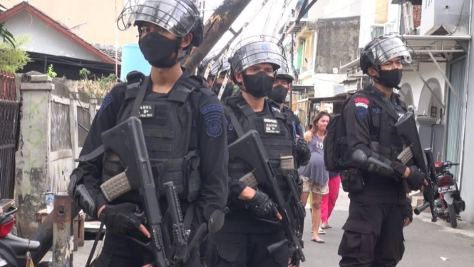 Polisi gerebek Kampung Ambon, Jakarta Barat.