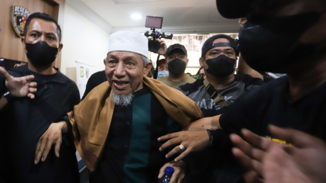 Abdul Qadir Baraja Pimpinan Khilafatul Muslimin Tiba di Polda Metro Jaya