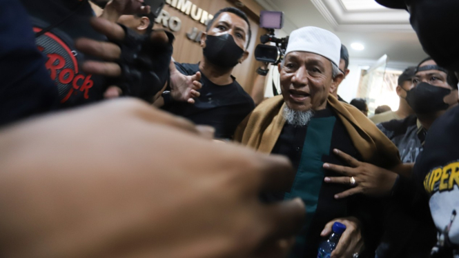 Pimpinan Organisasi Masyarakat Khilafatul Muslimin, Abdul Qadir Hasan Baraja saat tiba di Polda Metro Jaya, Jakarta, Selasa 7 Juni 2022.