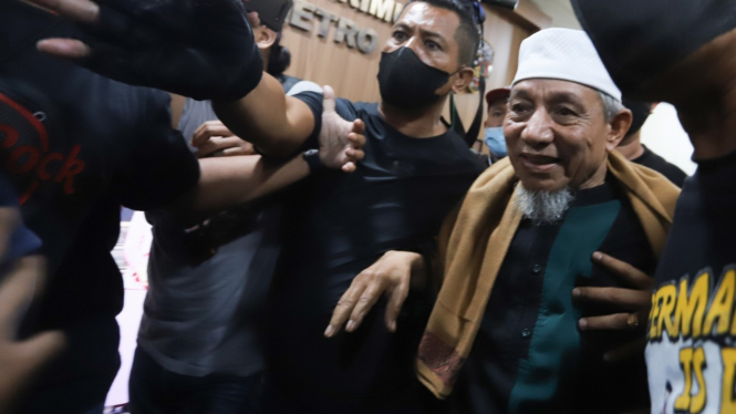 Abdul Qadir Baraja Pimpinan Khilafatul Muslimin Tiba di Polda Metro Jaya