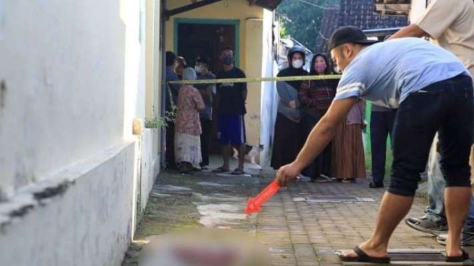 Dok - Sejumlah petugas Satuan Reskrim Polres Madiun Kota melakukan olah TKP atas dugaan kasus pembunuhan seorang warga di Jalan Sentul Kelurahan Banjarejo, Kecamatan Taman, Kota Madiun, Kamis, 2 Juni 2022.