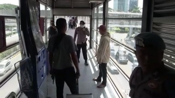 Copet bersenjata beraksi di halte TransJakarta