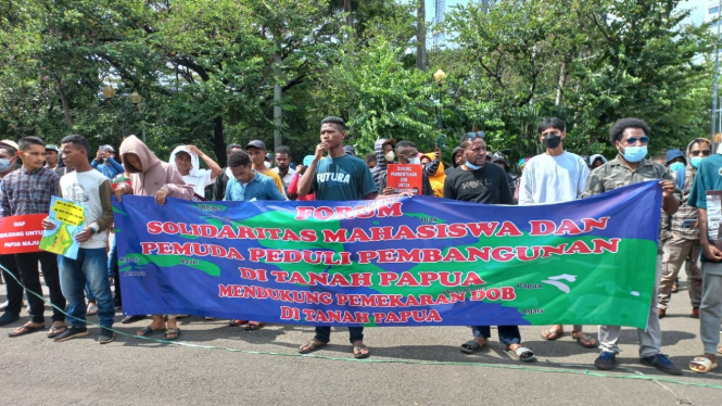 Sekelompok massa yang menamakan dirinya Forum Mahasiswa Orang Asli Papua untuk Daerah Otonomi Baru (DOB) demo di kawasan Patung Kuda, Monas.