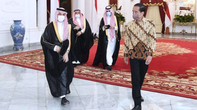 Presiden Jokowi Bertemu Menlu Arab Saudi Pangeran Faisal bin Farhan Alsaud