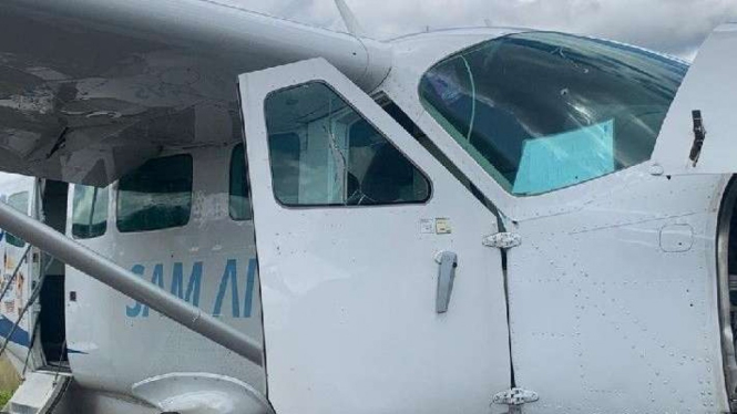 Pesawat Sam Air yang ditembak oleh kelompok kriminal bersenjata (KKB) saat berada di Bandara Kenyam, Kabupaten Nduga, Papua, Selasa, 7 Juni 2022.
