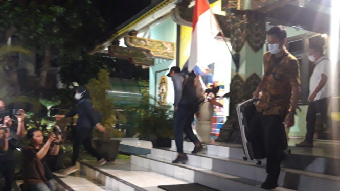KPK bawa koper besar hasil penggeledahan kantor Pemkot Yogyakarta.