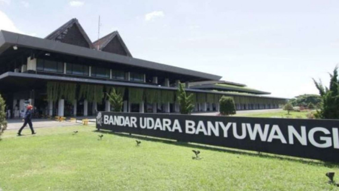 Arsip foto - Calon penumpang berjalan di kawasan Bandara Banyuwangi, Jawa Timur, Minggu, 14 Maret 2021.