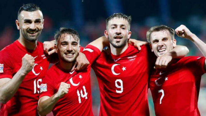 Pemain Timnas Turki rayakan gol.