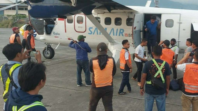 Pilot dan co pilot SAM Air dievakuasi setelah pesawat mereka ditembaki KKB.