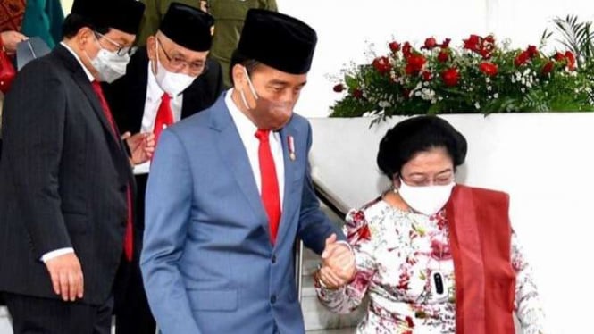 Presiden Jokowi dan Megawati usai pelantikan BPIP di Istana, Jakarta.