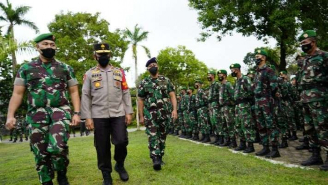 Apel gelar pasukan TNI-Polri dalam rangka pengamanan kunker Presiden Jokowi.