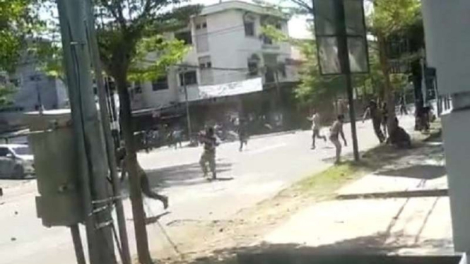Bentrokan antara ormas BMI dengan mahasiswa Papua di Kota Makassar