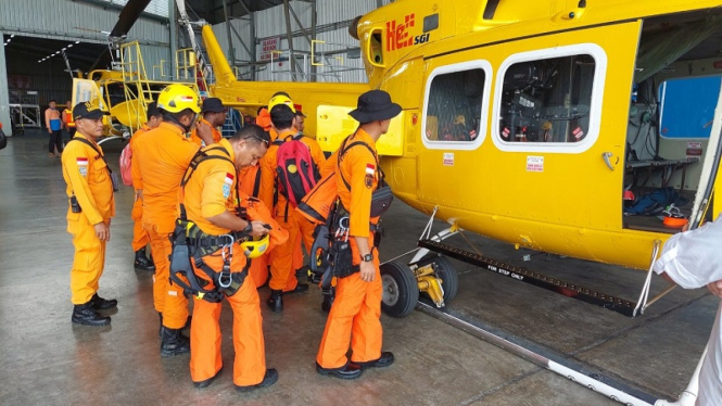 Tim SAR Mimika Papua saat bersiap melakukan evakuasi udara para korban
