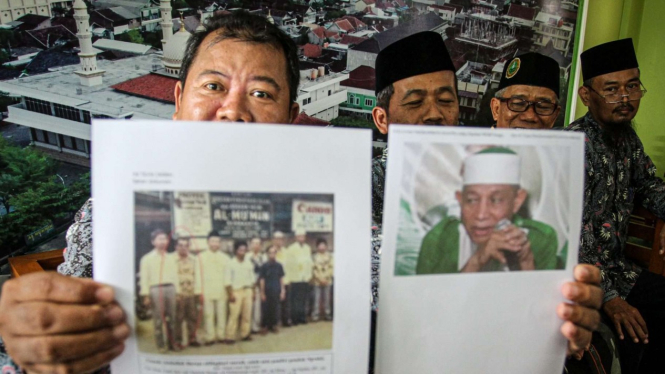 Direktur Pondok Pesantren Al Mukmin, Yahya Abdurrahman, memperlihatkan foto salah satu pendiri Pesantren Al Mukmin dalam konferensi pers di kompleks pesantren itu di Ngruki, Kabupaten Sukoharjo, Jawa Tengah, Rabu, 8 Juni 2022.