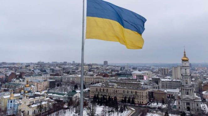 Bendera Ukraina berkibar di tengah Kota Kharkiv kota kedua terbesar di negara 