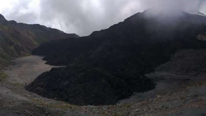 Material erupsi di kawah Gunung Ile Lewotolok, Kabupaten Lembaga, Nusa Tenggara Timur.