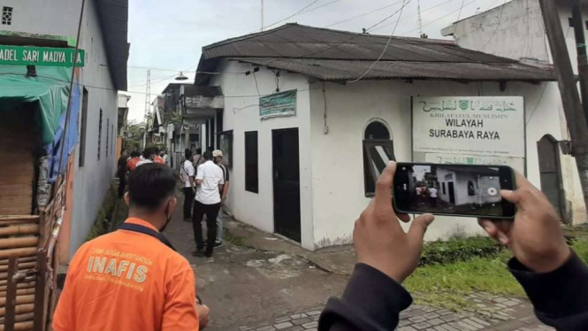 Petugas menggeledah markas Khilafatul Muslimin Wilayah Surabaya Raya di Kota Surabaya, Jawa Timur, pada Rabu, 8 Juni 2022.