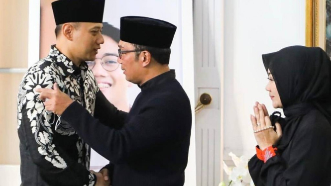 Ketum Demokrat AHY takziah ke rumah Ridwan Kamil di Bandung, Jabar.