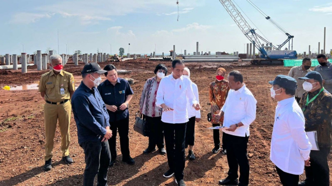 Presiden Joko Widodo, Gubernur Jawa Tengah Ganjar Pranowo, Menteri BUMN Erick Thohir, dan Presiden LG Corporation Lee Bang Soo saat meninjau Kawasan Industri Batang, Rabu, 8 Juni 2022.