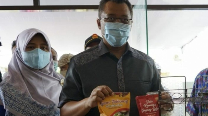  Gubernur NTB Zulkieflimansyah menunjukkan kuliner khas Sumbawa.