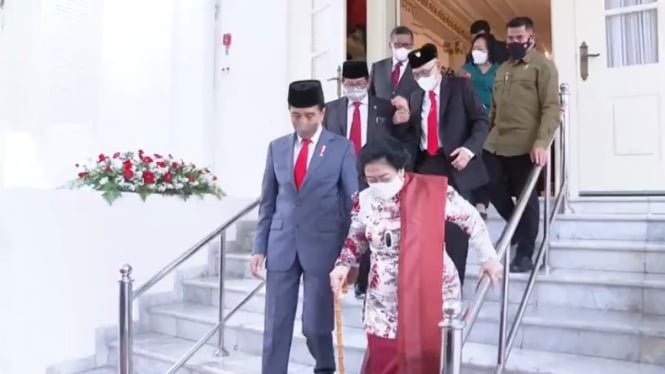 Terekam Kamera, Megawati Pakai Tongkat 