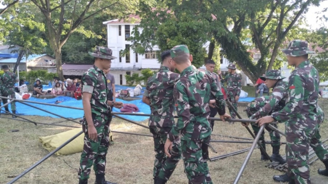 VIVA Militer: Prajurit TNI AD dirikan tenda pleton bantu korban gempa di Mamuju