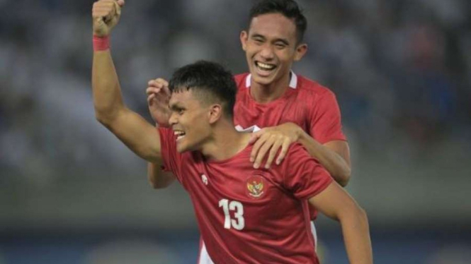 Rachmat Irianto merayakan gol