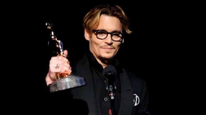 Johnny Depp dengan piala awards nya