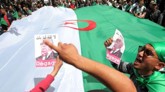 Protes massa di Aljazair terhadap pemimpin negaranya pada tahun 2019