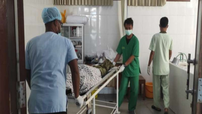 Petugas mengevakuasi jenazah pesilat yang tewas saat latihan di Banyuwangi