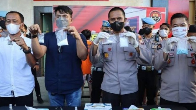 Polresrabes Makassar Gelar Jumpa Pers Kasus Narkoba. 