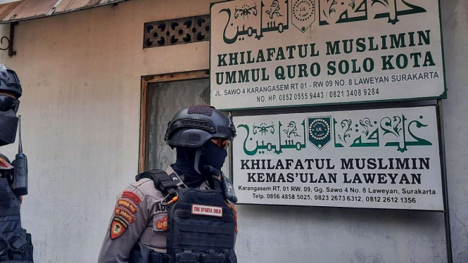 Papan nama markas Khilafatul Muslimin wilayah Kota Solo yang dipasang di salah satu rumah warga dicopot oleh petugas Polresta Solo, Jawa Tengah, Kamis, 9 Juni 2022.