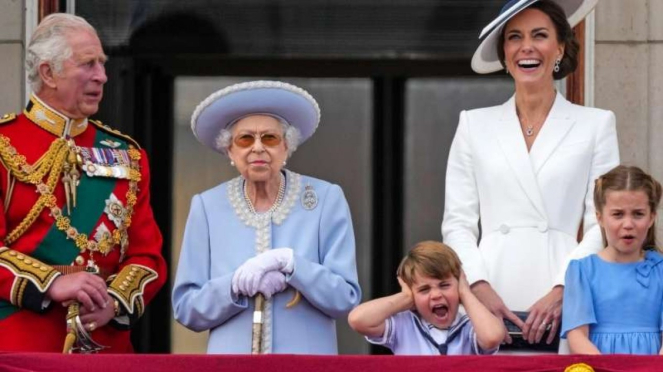 Ratu Elizabeth II dan Pangeran Louis cicitnya (kanan) di acara Platinum Jubilee