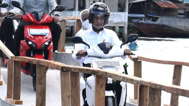 Jokowi dan Iriana boncengan pakai motor listrik di Wakatobi.