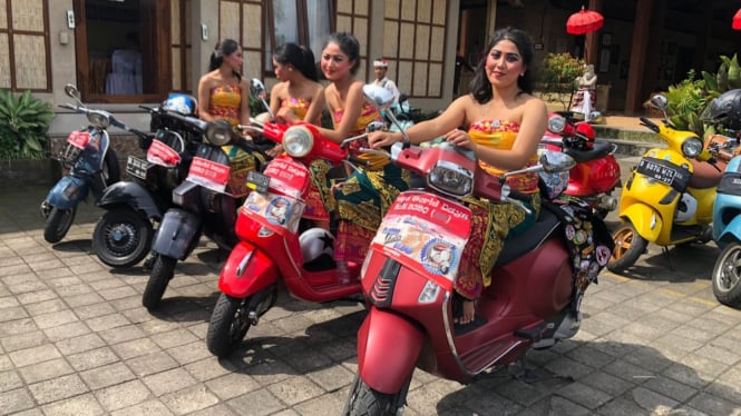 Penari di Bali menaiki Vespa